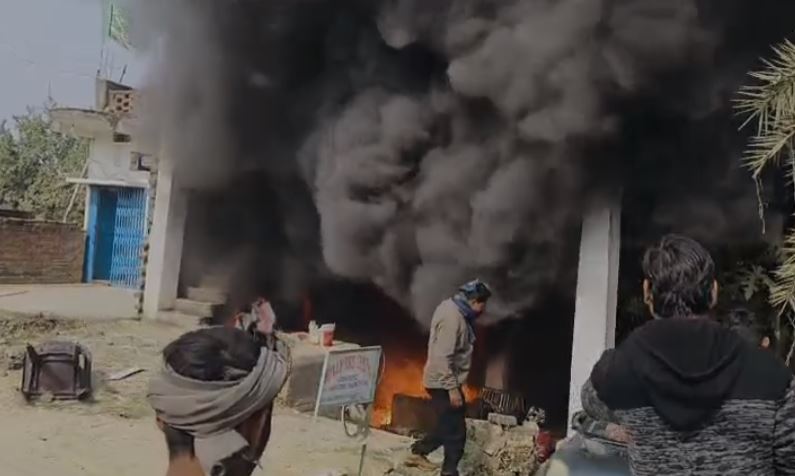 BREAKING: हैदरनगर में एक दुकान में लगी भीषण आग,बाल बाल-बचे दुकानदार और ग्राहक