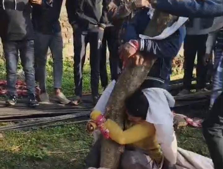 और करो इश्कबाज़ी ! महिला के साथ रंगरालिया मना रहे थे मौलवी साहब, तभी लोगों ने कर दिया बुरा हाल, देखिये-VIDEO