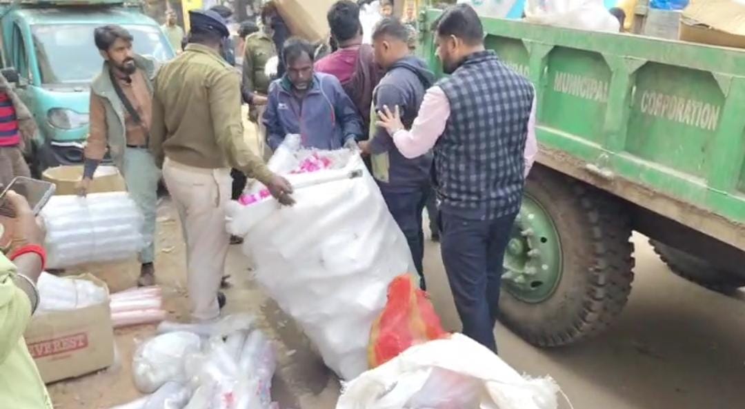 धनबाद नगर निगम की बड़ी कार्रवाई: पुराना बाजार में प्रतिबंधित प्लास्टिक जब्त, दुकान पर लगा ₹5,000 का जुर्माना
