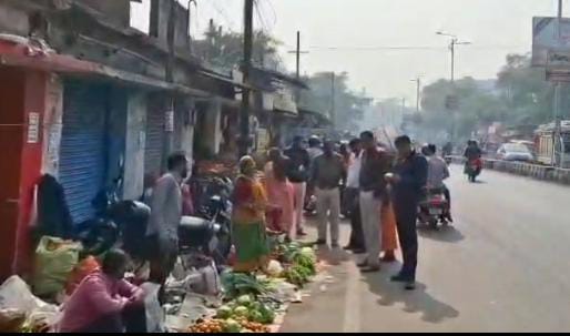 धनबाद के अवैध दुकान व पार्किंग पर यातायात विभाग और नगर निगम की संयुक्त कार्रवाई, दुकान न लगाने की भी सख्त हिदायत