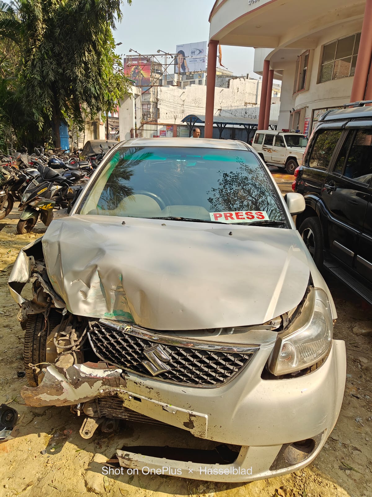 धनबाद में तो अब हद हो गई : शहर के बीचों-बीच प्रेस लगे बोर्ड की कार से पशु तस्करी, पुलिस ने ललकारा तो क्या हुआ !