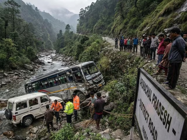 बड़ी खबर: अरूणाचल प्रदेश में भीषण हादसा, मजदूरों को लेकर जा रही पिकअप वैन खाई में गिरी, 17 लोगों की मारे जाने की सूचना