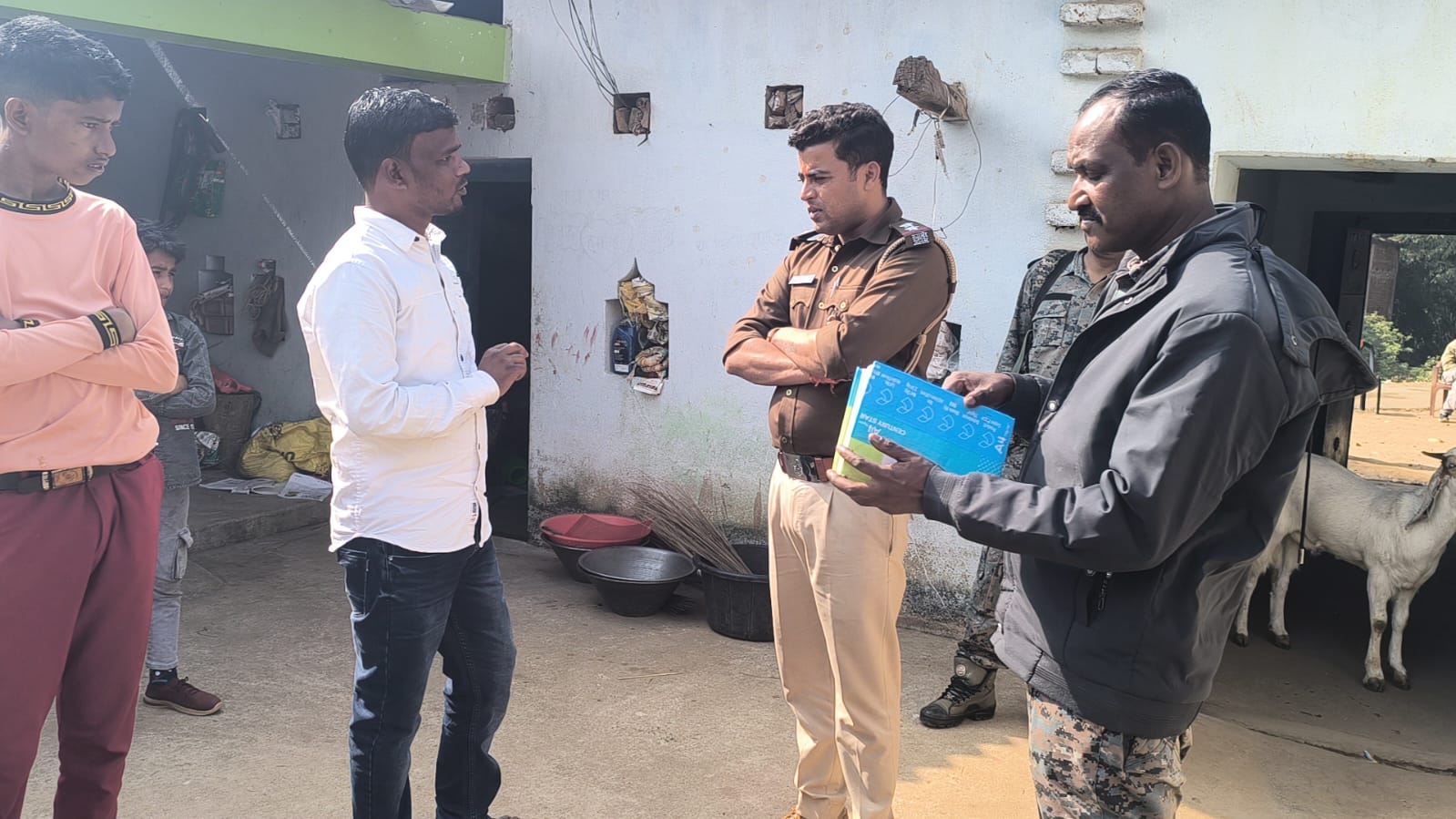 एक बार फिर पुलिस वर्दी में पहुंचे अपराधी,  घर में की लूटपाट, असली और नकली पुलिस को पहचानना मुश्किल