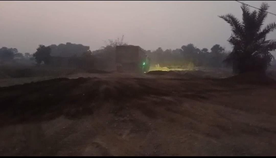 रात के अंधेरे में पाकुड़ में चलता है गिट्टी माफिया का धंधा, बुलडोज़र से खुलता बंद रास्ता, लेकिन प्रशासन की कार्रवाई अब भी अंधेरे में