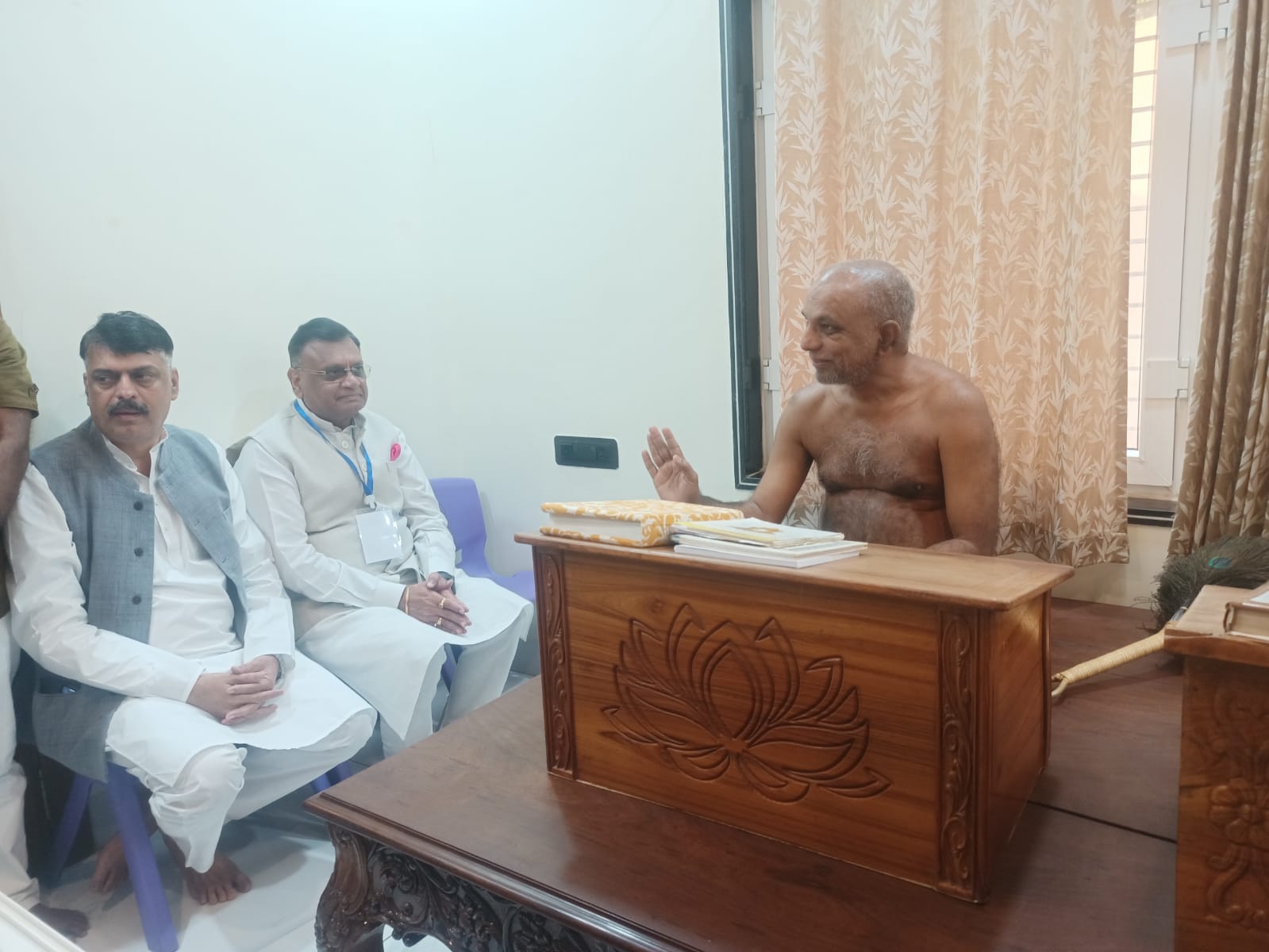 मुनि श्री 108 प्रमाण सागर महाराज जी से मिलने पहुंचे कांग्रेसी नेता, लिया आशीर्वाद  