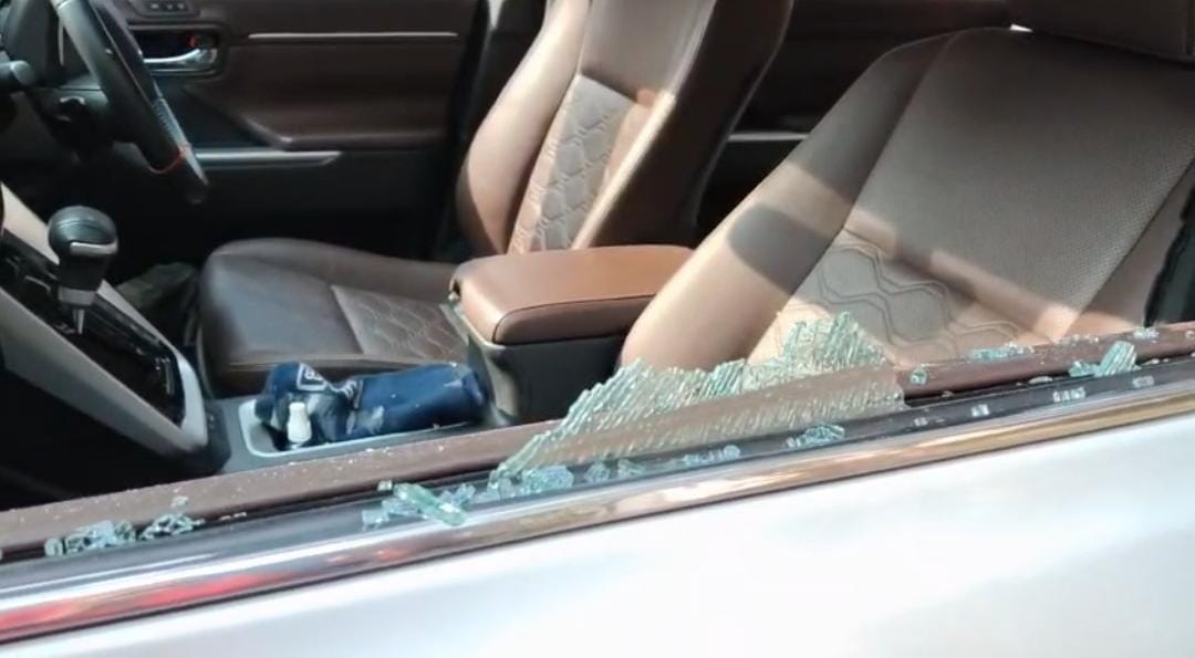 गए थे बाबा मंदिर स्थित उमा भवन में लौटे तो गाड़ी का शीशा तोड़कर ये समान कर लिया गायब, संगठन के लोग हैं चिंतित