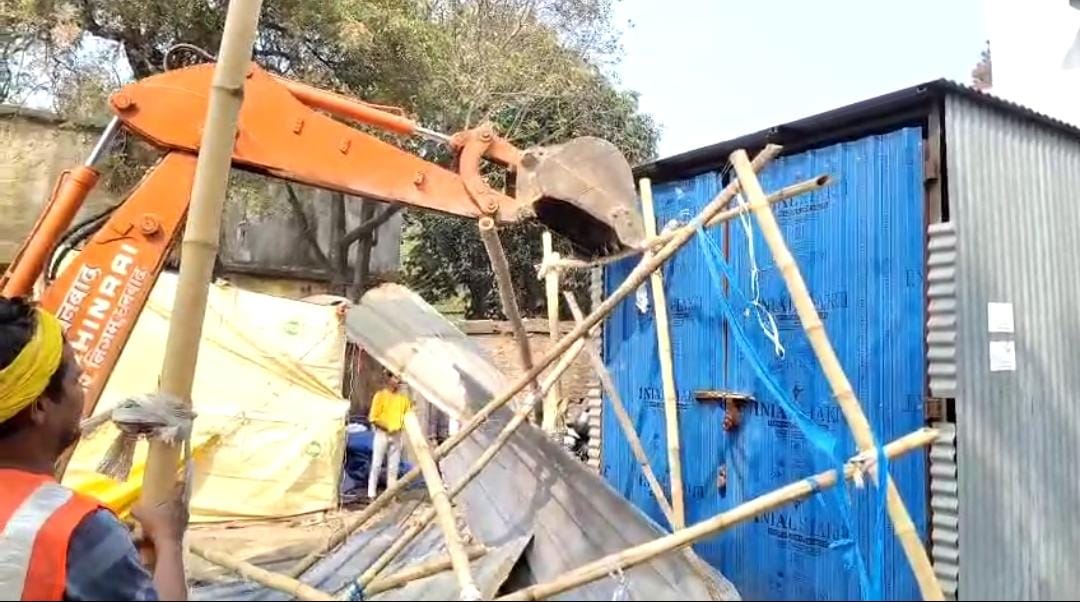 धनबाद में अतिक्रमण पर चला बुलडोज़र, हीरापुर में दिखा निगम का एक्शन, जल्द मिलेगी सड़क जाम से राहत