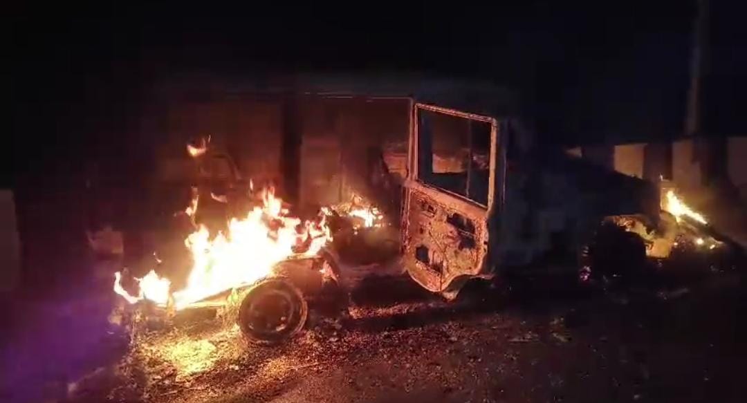 गुमला में दर्दनाक सड़क हादसा, बोलेरो की टक्कर से बाइक सवार शिक्षक की मौत, वाहन में लगी आग