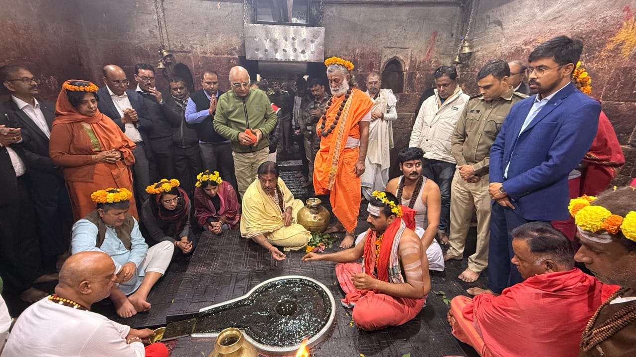 झारखंड के मुख्य न्यायाधीश तरलोक सिंह चौहान पहुंचे बाबा मंदिर, सपरिवार लिया बाबा बैद्यनाथ का आशीर्वाद