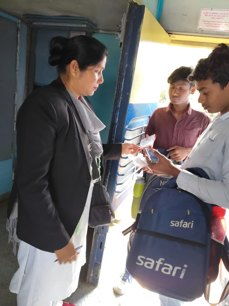 होशियार ! धनबाद रेल मंडल में चल रहा अभियान -यदि बिना टिकट पकड़े गए तो ऐसे होगी फजीहत !