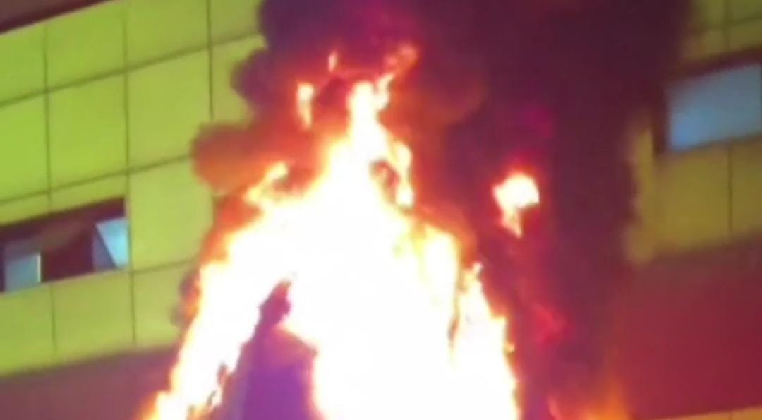 धनबाद स्टेशन के बाहर रेलवे शो पीस के पास लगी भीषण आग, मची अफरा तफरी