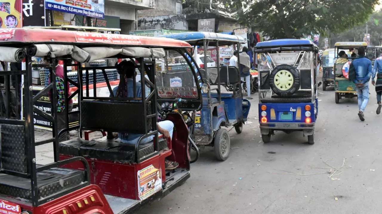 ई-रिक्शा चालकों के लिए नया नियम, यूनिफॉर्म होगा जरूरी, वाहन पर नाम और मोबाइल नंबर भी लिखना होगा अनिवार्य