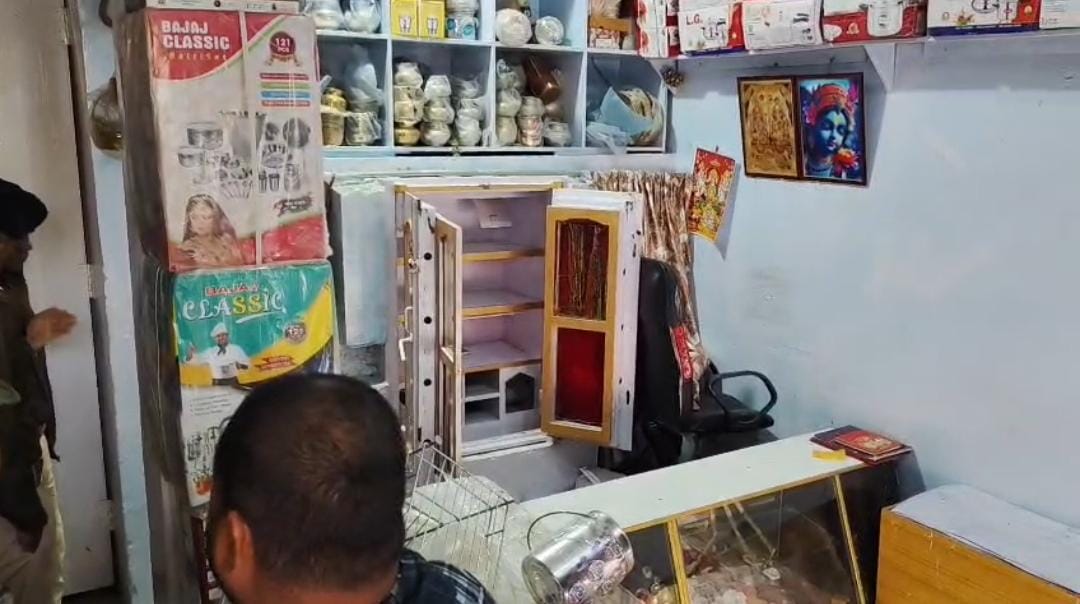 जमुई में अपराधियों के हौसले बुलंद, ज्वेलरी शॉप मालिक को बंधक बनाकर 50 लाख की डकैती
