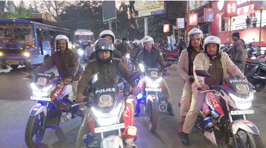 धनबाद में एक्शन में पुलिस, फ्लैग मार्च निकाल अपराधियों को दी चेतवानी  