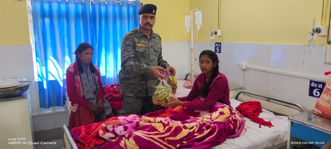 पीड़ित छात्राओं का हाल जानने पहुंचे डीसी, बेहतर इलाज के लिए दिए निर्देश