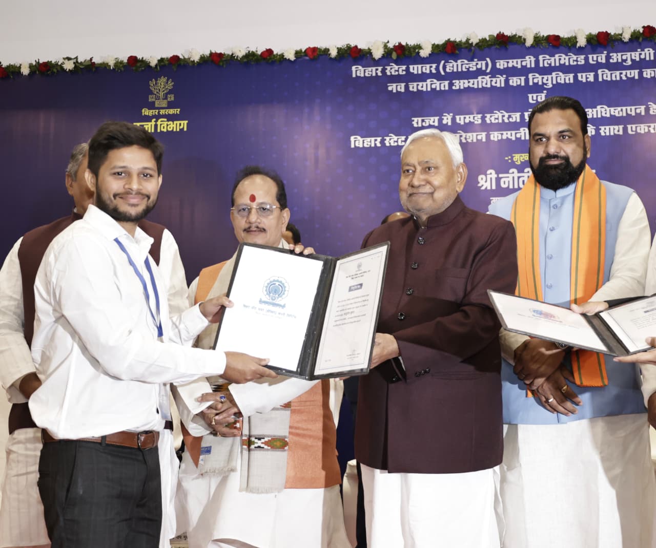 रोजगार और नौकरी देने के वायदे को पूरा में लगी है सरकार, मुख्यमंत्री नीतीश कुमार  ने कई अभ्यर्थियों को सौंपा नियुक्ति पत्र 