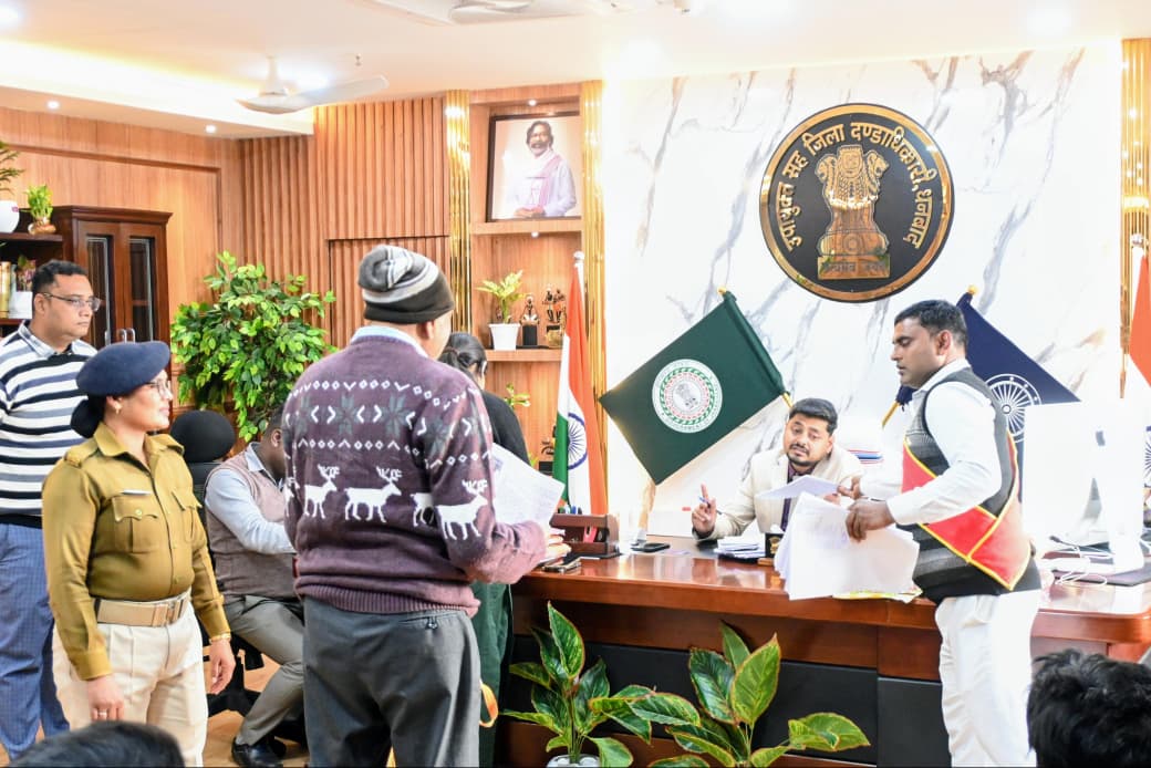 डीसी का जनता दरबार ! हुजूर-भाइयों ने मुआवजा की राशि हड़प ली है, मेरी मदद कीजिये !