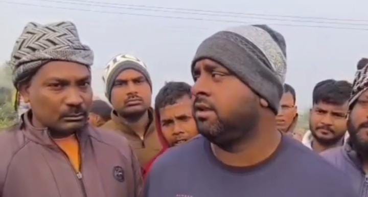 बालू तस्कर ने मामूली विवाद पर बाइक सवार पर चढ़ाया ट्रैक्टर,एक की मौत, लोगों ने किया सड़क जाम