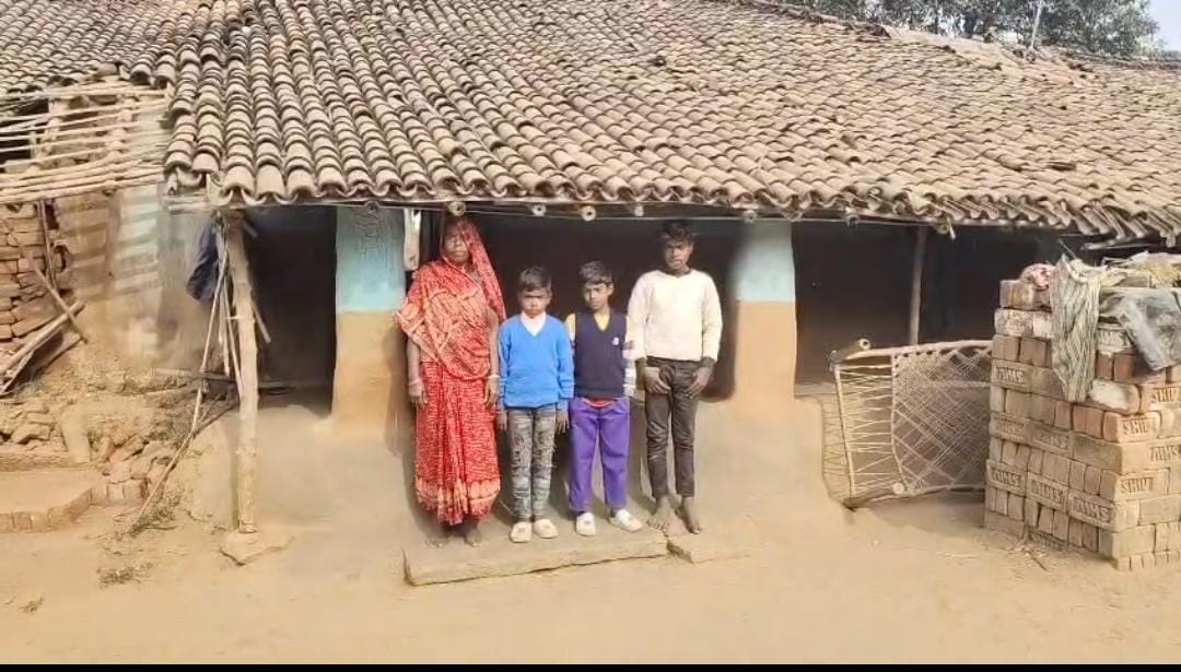 दुमका: माता पिता की बेरुखी, दादी का सहारा, तिलवरिया में तीन मासूमों से छीना गया बचपन