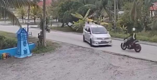 OMG! जब कार से जा टकराई बाइक, तो गेंद की तरह उछलकर दूर गिरा युवक, फिर जो हुआ देखिए खतरनाक दुर्घटना का VIDEO