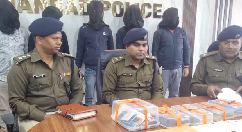 धनबाद के होटल से चल रहा था साइबर ठगी का खेल, पुलिस ने पाँच साइबर अपराधी को किया गिरफ्तार