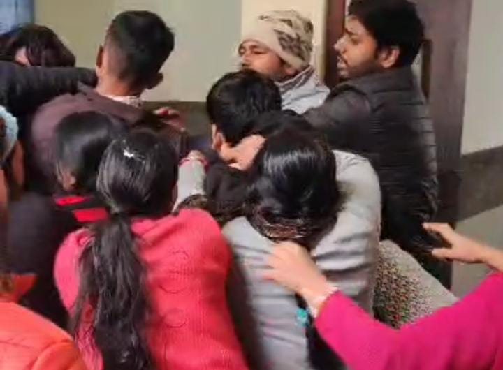 अरे-अरे ! ऐसा क्या हुआ कि अचानक जीविका दीदियों से भीड़ गए मेडिकल छात्र, फिर जो हुआ, देखिए-VIDEO