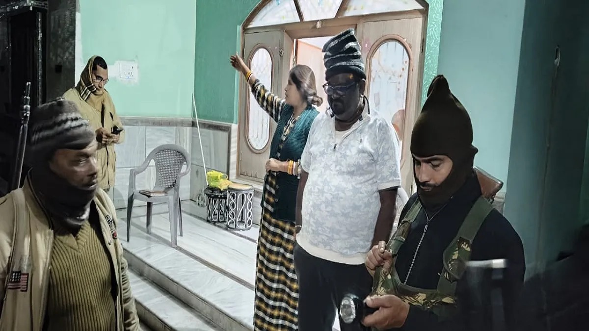 Dhanbad ! सड़क पर पुलिस की जांच, गली- मोहल्ले में सिटी हॉक्स की टीम, फिर भी अपराधियों की यह हिम्मत !