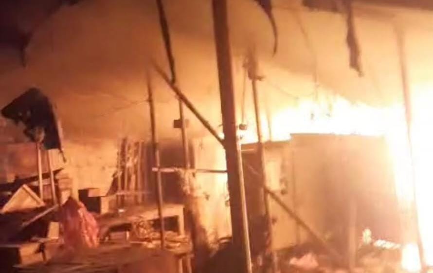 मां अंबिका भवानी मंदिर आमी के समीप लगी भीषण आग,दर्जनों दुकानें जलकर राख,लाखों का हुआ नुकसान