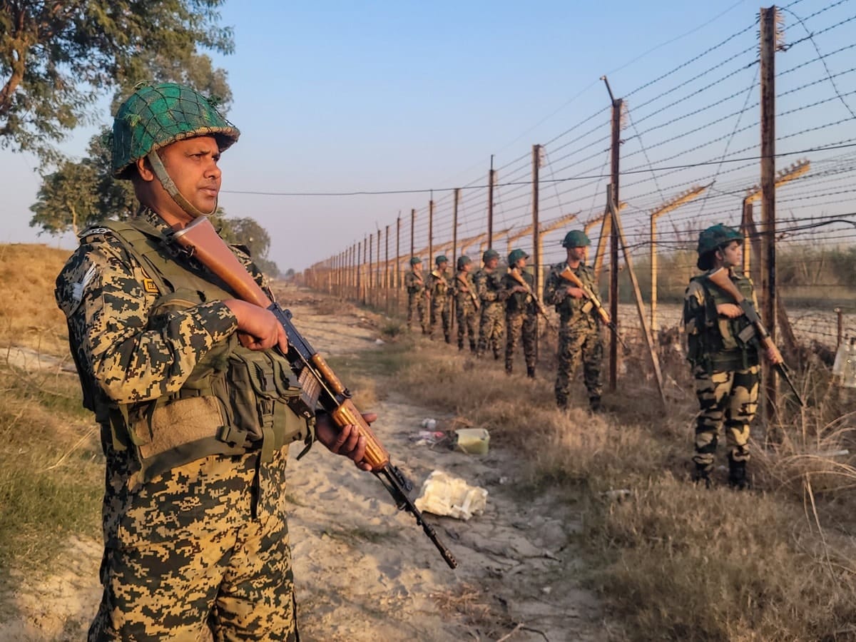 BSF Recruitment 2025: 10वीं पास के लिए कॉन्स्टेबल के 500 से ज्यादा पदों पर निकली वैकेंसी, इस डेट से करें अप्लाई 