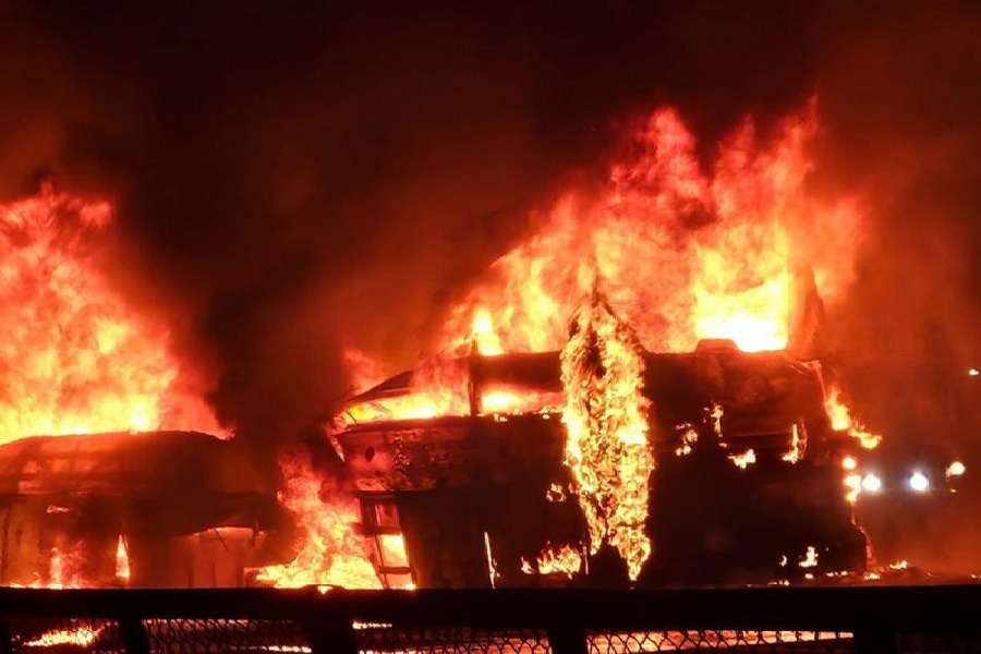 कर्नाटक में भीषण सड़क हादसा: बस और लॉरी में टक्कर के बाद बनी आग का गोला, 9 लोगों की जिंदा जलकर मौत