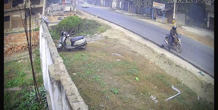 खुलेआम गुंडागर्दी ! बाइक से उतरे फिर अचानक घर पर बरसाने लगे गोलियां, फायरिंग का LIVE VIDEO देख सहमे लोग