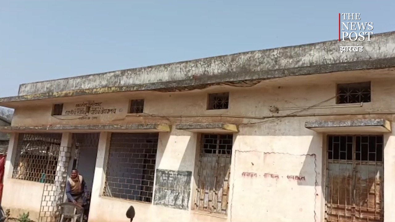 दुमका में यहां दीवार पर बनाई जाती हाजरी, जानिए क्या है कारण