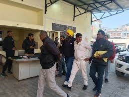 दागी हुई वर्दी! 4 लाख की रिश्वत लेते क्राइम ब्रांच का इंस्पेक्टर रंगेहाथ गिरफ्तार, मर्डर केस से नाम हटाने की  हुई थी डील