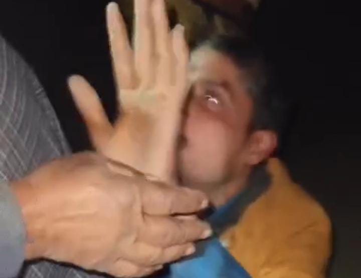 इश्क में बड़ा रिस्क है भैया....प्रेमिका के घर में चुपके से घुस रहा था प्रेमी, तभी गांव वालों की पड़ गई नजर, फिर जो हुआ खुद देखिए