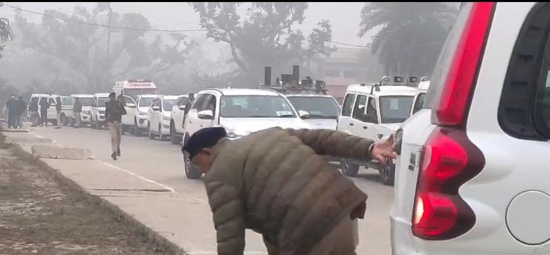मुख्यमंत्री नीतीश कुमार के काफिले की गाड़ी ने ट्रैफिक डीएसपी को मारी टक्कर, वीडियो वायरल होते ही सुरक्षा पर उठे सवाल 