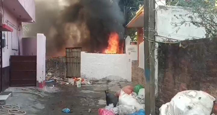 BREAKING:धनबाद के न्यू बैंक कॉलोनी के कचरा गोदाम में लगी भीषण आग, लाखों का नुकसान