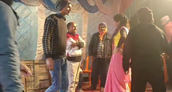 मास्टरजी तो रंगीन मिजाज निकले ! बार-बालाओं को देख बेकाबू हुए गुरुजी, फुहड़ गाने पर लगाने लगे ठुमके, देखिए-VIDEO