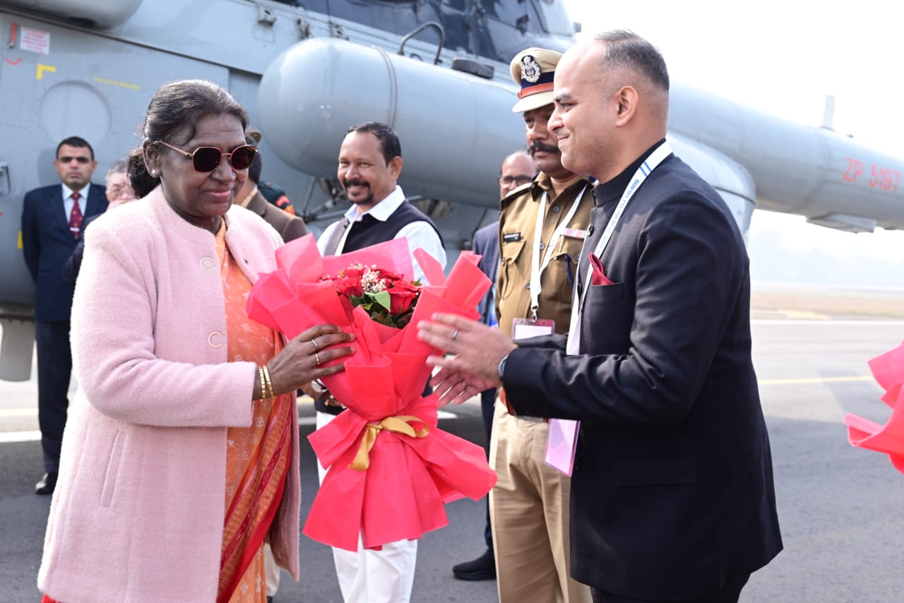 जमशेदपुर पहुंचने पर राष्ट्रपति द्रौपदी मुर्मू का हुआ जोरदार स्वागत,  राज्यपाल व  मुख्यमंत्री रहें मौजूद