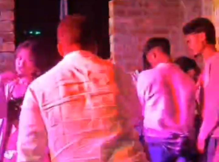 बिहार का अय्याश मुखिया! डांसर संग मुखिया जी ने खूब लगाया ठुमका, नोट भी उड़ाए,फिर क्या हुआ देखिए-VIDEO 