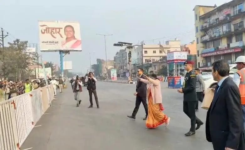 आम लोगों से हाथ मिलाया, काफिले से उतरकर किया अभिवादन, आदित्यपुर में सड़क किनारे खड़े लोगों से मिलीं राष्ट्रपति द्रौपदी मुर्मू