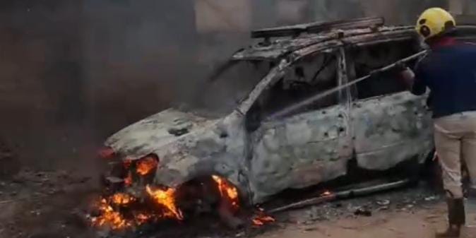 OMG! बीच सड़क पर खड़ी कार में अचानक लग गई आग फिर हुआ कुछ ऐसा कि नजारा देख सहम गए लोग आप भी देखिए-VIDEO