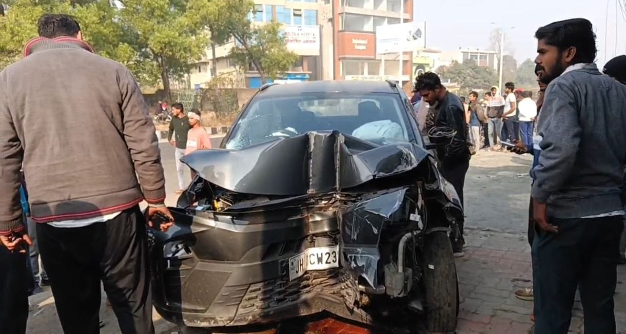 नए साल की खुशियां गम में तब्दील, तेज रफ्तार कार ने सड़क किनारे खड़ी महिला और युवक को कुचला