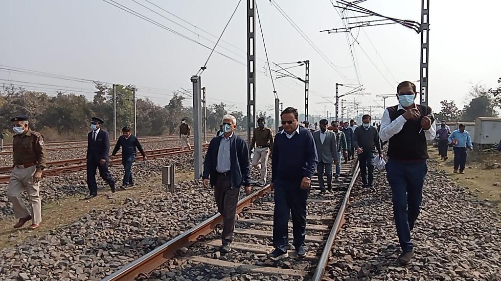 न्यूज़ अपडेट : पूर्वी रेलवे के सुरक्षा आयुक्त एमएम चौधरी ने दानिया-डुमरी - बिहार रेलखंड का किया निरीक्षण