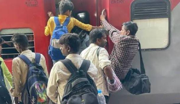 रात के समय बिना टिकट कर रहे हैं ट्रेन का सफर, तो हो जाए सावधान, जाने लें ये जरुरी बात वरना रास्ते में उतार सकता है टीटीई