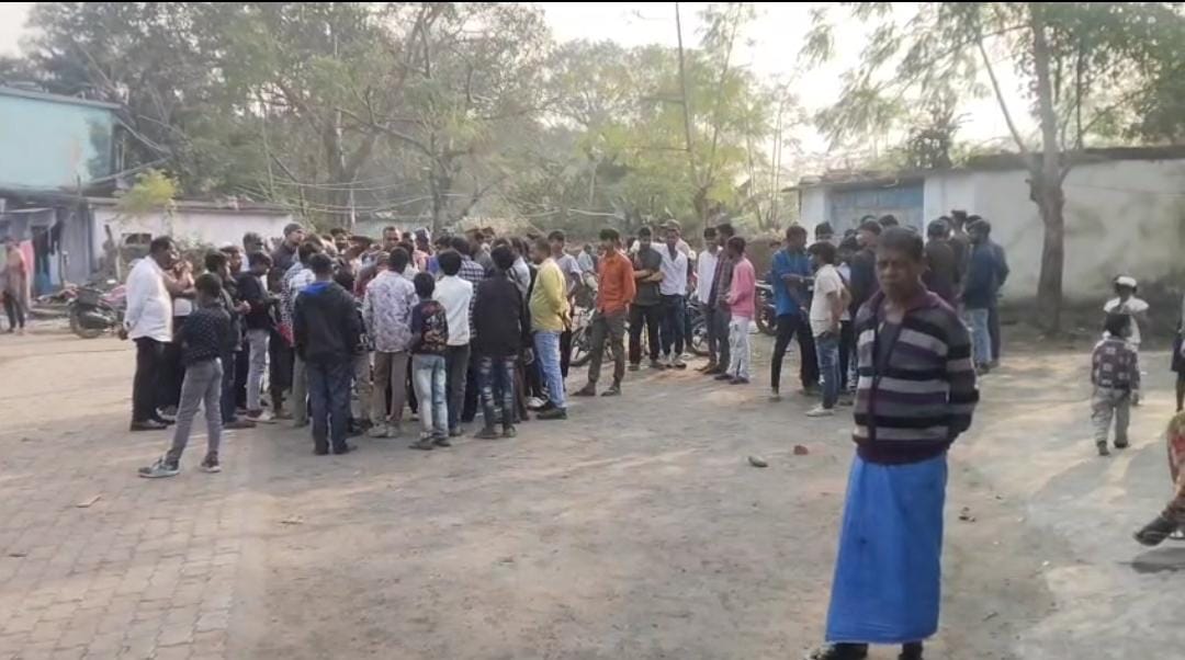 Breaking: निरसा की खुदिया कालीमाटी कॉलोनी में ताबड़तोड़ फायरिंग, इलाके में दहशत