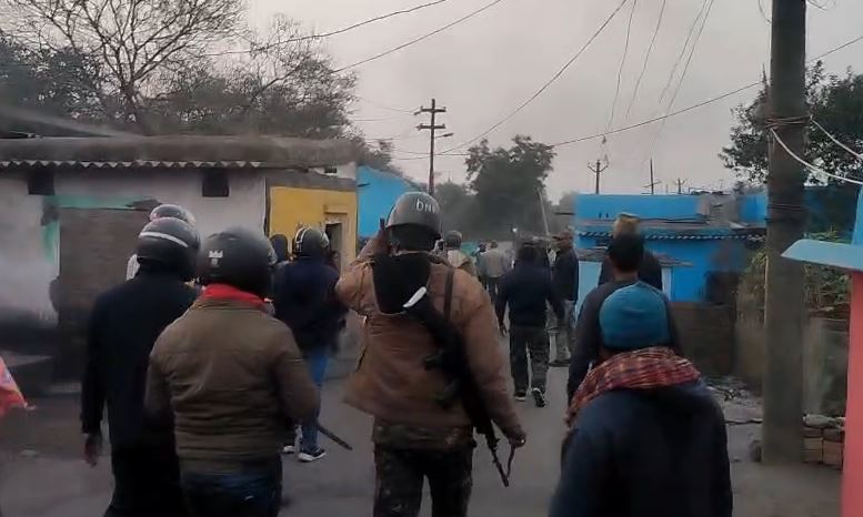 धनबाद में दो गुट के बीच झड़प,जमकर हुई पत्थरबाजी,छावनी में तब्दील इलाका   