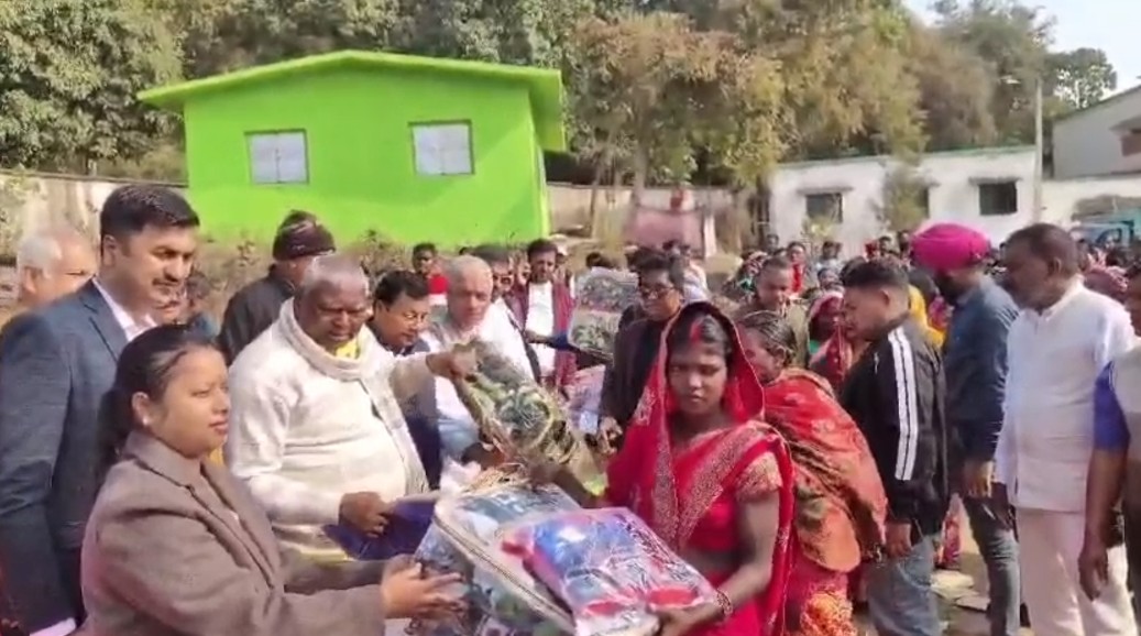 आदिम जनजाति बिरहोर गांव पहुंचे टुंडी विधायक मथुरा प्रसाद महतो, जरूरतमंद लोगों को बांटे कंबल, नववर्ष की दी बधाई
