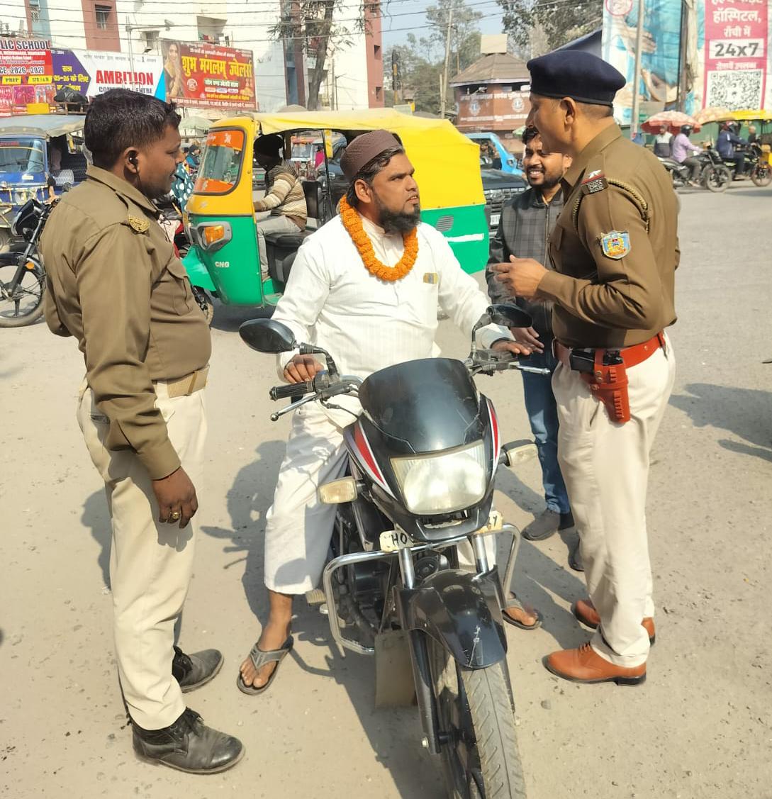 पलामू में सड़क सुरक्षा माह के तहत अनोखी पहल, नियम तोड़ने वालों को पहनाई गई फूलों की माला