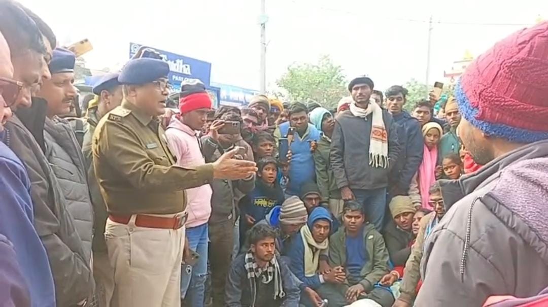 पिकनिक मनाने आए युवक का पीट-पीट कर हत्या, आक्रोशित लोगों ने सड़क जाम कर किया हंगामा 