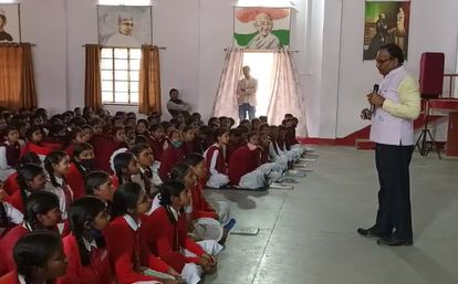 कैंपस में मुस्तैद अफसर, बता रहे हैं सफलता के ट्रिक्स